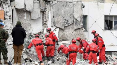 Las operaciones de rescate continúan este miércoles en Albania. AFP