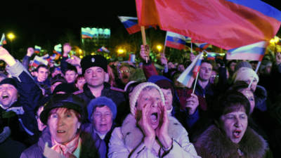 Tras conocer los resultados, la población salió a festejar al centro de Simferopol.