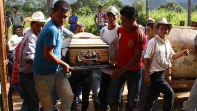 El féretro de Jose Márquez fue trasladado al cementerio general de Sula, Santa Bárbara, adonde ayer fue sepultado.