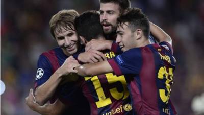 Gerard Piqué es felicitado por Sergi Samper, Marc Bartra y Munir tras marcar el gol de la victoria ante el Apoel Nicosia.