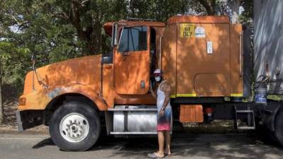 Un transportista de carga pesada, que se encuentra varado en Peñas Blancas en la frontera entre Nicaragua y Costa Rica, sube a su vehículo.