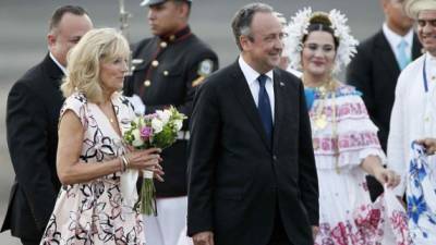 La segunda dama de Estados Unidos, Jill Biden, es recibida por Roberto Zuñiga, director de Protocolo de la Cancillería de Panamá, a su arribo a Ciudad de Panamá (Panamá). EFE