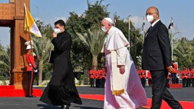 El Papa usó mascarilla tras su llegada a Irak donde fue recibido por un gigantesco operativo de seguridad./AFP.