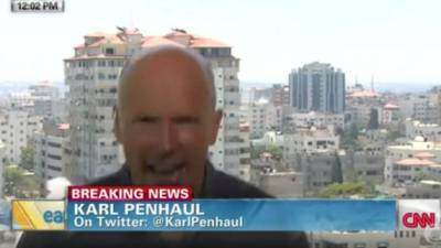 El corresponsal Karl Penhaul estaba dando su reporte sobre el conflicto entre Israel y Palestina cuando se vio sorprendido por una bomba.