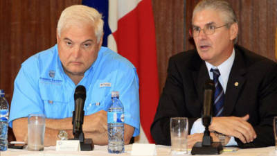 El presidente de Panamá, Ricardo Martinelli (i), y el presidente de la Cámara de Comercio de Panamá, Jaime Ford (d), asisten a una reunión con la junta directiva de ese organismo el 11 de septiembre de 2013, en Ciudad de Panamá. EFE