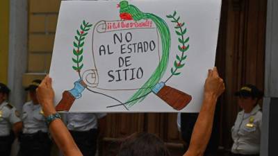 Un manifestante expresa en una pancarta su rechazo al estado de sitio decretado por el gobierno guatemalteco.