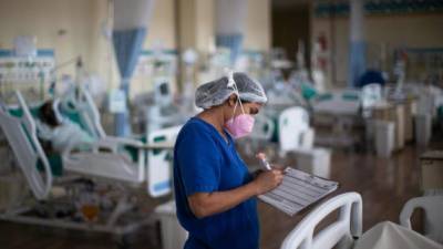 Brasil superó esta semana las 300 mil muertes por la pandemia mientras los hospitales están colapsados sin espacio ni oxígeno para pacientes graves./AFP.
