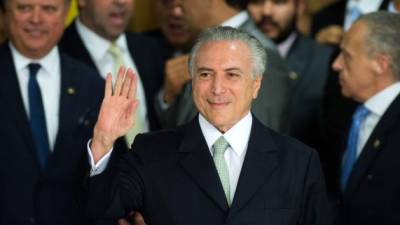 Former Brazil's president (2016-2018) Michel Temer (R), who was arrested on March 21, 2019 in 'Car Wash' probe, is escorted by police officers as he leaves the Federal Police station, at Cumbica international Airport in Guarulhos, Sao Paulo metropolitan area, Brazil. - Brazil's ex-president Michel Temer was the leader of a 'criminal organization' involved in embezzlement and money laundering, the federal prosecutor alleged Thursday, after the former leader was arrested as part of a sprawling anti-corruption probe. (Photo by NELSON ALMEIDA / AFP)