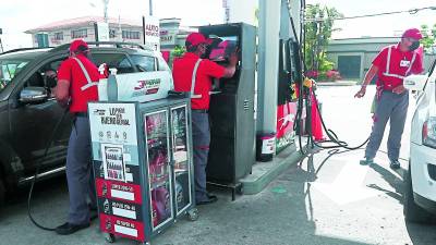 El gobierno está subsidiando L10 del precio de las gasolinas y L12 del diésel.