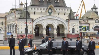 El líder norcoreano, Kim Jong-un, llegó este miércoles al puerto de Vladivostok, Rusia, en medio de fuertes medidas de seguridad y rodeado por agentes del Servicio Secreto norcoreano para participar en una histórica cumbre con su aliado, Vladimir Putin.