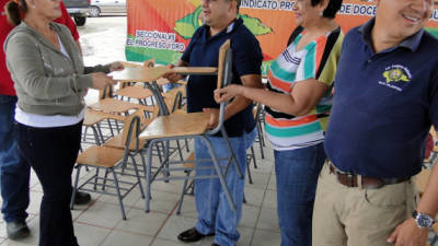 El presidente de Sinprodoh, Bertín Alfaro, entregó los pupitres en El Progreso.