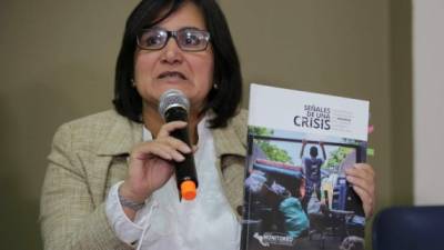La representante de Cristosal, Celia Medrano, habla durante una conferencia de prensa este martes, en Tegucigalpa (Honduras). EFE/Gustavo Amador