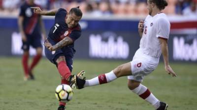Costa Rica's forward David Ramirez (L) vies for the ball with Canada's midfielder Samuel Piette during a Group A match in the 2017 CONCACAF Gold Cup on July 11, 2017 at the BBVA Compass Stadium in Houston, Texas. / AFP PHOTO / Brendan Smialowski