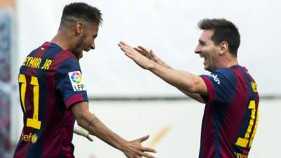 Barcelona's Argentinian forward Lionel Messi (R) and is teammate Brazilian forward Neymar warmp up before the International Champions Cup (ICC) match between Juventus FC and FC Barcelona, at the MetLife Stadium in East Rutherford, New Jersey, on July 22, 2017. - FC Barcelona defeated Juventus 2-1. (Photo by Jewel SAMAD / AFP)