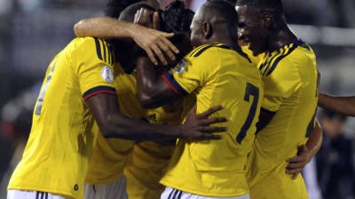 Los colombianos festejando un gol de Mario Yepes.