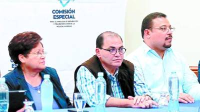 Vilma Cecilia Morales, Alberto Solórzano y Omar Rivera son miembros de la Comisión Depuradora.