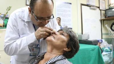 El doctor Cándido Mejía hace revisiones meticulosas para determinar el tipo de lunar que tienen los pacientes.