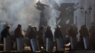La Policía mantiene barricadas en el centro de Kiev.