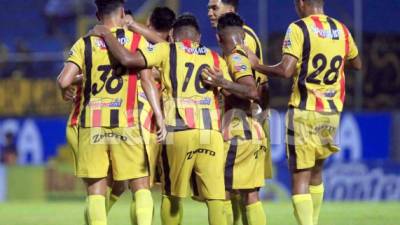 Los jugadores del Real España celebrando uno de los goles contra el Platense.