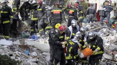 Los bomberos rescataron a un herido de entre los escombros.