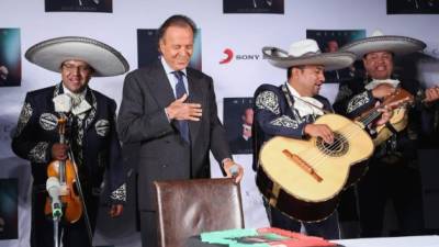 Los mariachis le cantaron Las mañanitas a Julio Iglesias en México.