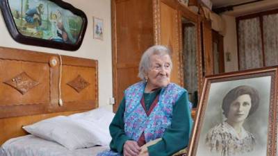 Fotografía fechada el 13 de mayo de 2016 de Emma Morano, con 116, en su apartamento con un retrato de ella de joven en Verbania, norte de Italia. Según los medios, Emma Morano , la mujer más anciana del mundo, ha fallecido hoy a los 117 años. EFE