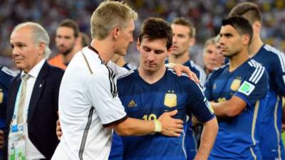 Bastian Schweinsteiger consuela a Messi al final del partido.