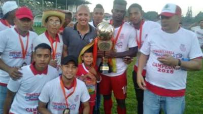 José Maley junto al cuerpo técnico y jugadores de la Real Sociedad esperan volver a jugar en la Liga Nacional de Honduras.