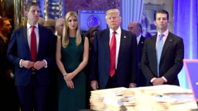 Eric, Ivanka y Donald Trump Jr acompañaron a su padre en su conferencia de prensa. AFP.