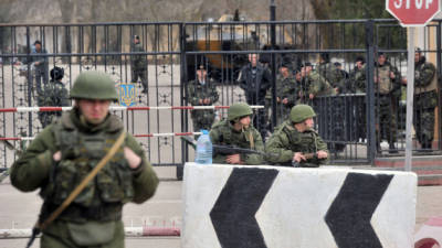 Soldados rusos están posicionados en la ciudad de Kerch en Crimea.