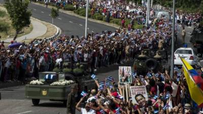 Los restos de Fidel Castro se dieron un último baño de gentes antes de su entierro, en una ceremonia privada a celebrarse mañana domingo.