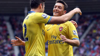Mesut Özil celebra con Olivier Giroud un tanto del Arsenal.