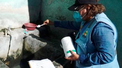 <b><span class=mln_uppercase_mln>Trabajo.</span></b> Personal de la Municipalidad de San Pedro Sula aplica BTI en una pila, como parte de la campaña contra el dengue.<span class=mln_uppercase_mln> Fotos: LA PRENSA </span>