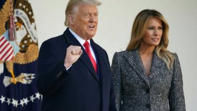 Trump y Melania participaron hoy en la tradicional ceremonia del perdón del pavo de Acción de Gracias./AFP.