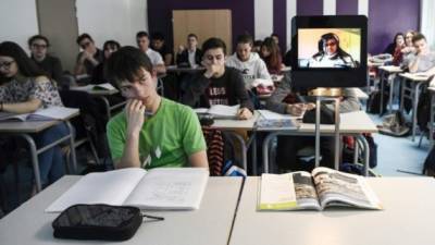 Los niños pueden ir a donde quieran a través del robot. Foto: AFP