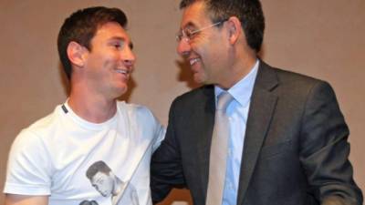 El presidente del FC Barcelona, Josep María Bartomeu, junto al delantero argentino Lionel Messi.