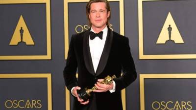 Brad Pitt posa con su Óscar a mejor actor de reparto por la cinta 'Once Upon a Time in Hollywood. AFP