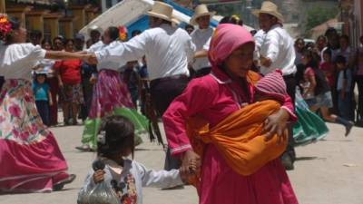 Una lencas camina por el centro de La Esperanza.