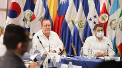 El presidente de Guatemala, Alejandro Giammattei, y el gobernador hondureño, Juan Orlando Hernández, en el encuentro previo a la esperada reunión con en BCIE.