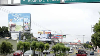 La capital salvadoreña luce tapizada de propaganda electoral.