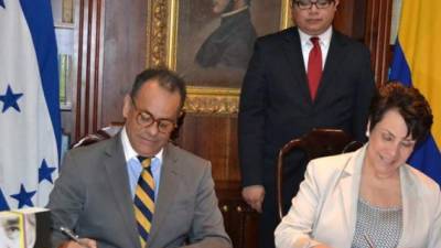 El donativo fue entregado por el embajador de Colombia en Tegucigalpa, Francisco Canossa, a la canciller hondureña, Mireya Agüero.