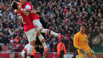 El francés Olivier Giroud celebra uno de sus goles ante Everton con el alemán Mesut Özil.