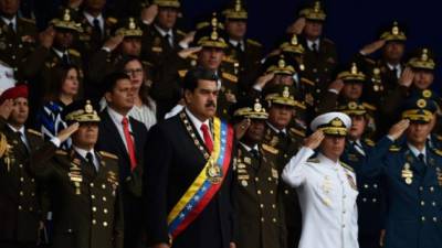 Venezuelan President Nicolas Maduro (C) attends a ceremony to celebrate the 81st anniversary of the National Guard in Caracas on August 4, 2018.A loud bang interrupted Maduro's speech during the military ceremony. / AFP PHOTO / Juan BARRETO