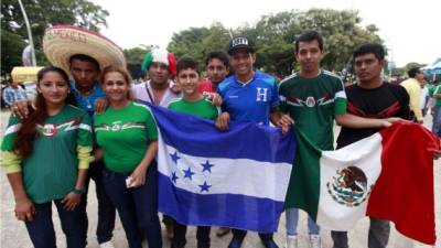 Gran ambiente se vive en las afueras del estadio de Chiapas.