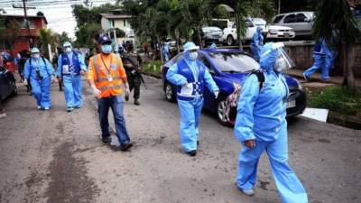 El equipo de médicos, enfermeros, personal de Copeco, la Policía Nacional y guías de familia visitaron unas 300 viviendas de la colonia Hato de Enmedio, adonde se evaluó a los vecinos y se identificaron casos sospechosos de COVID-19.