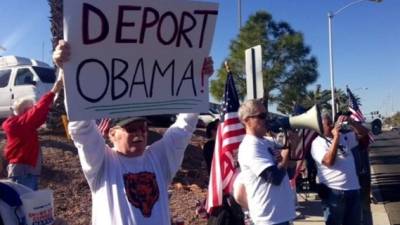 Justo fuera de la secundaria Del Sol, manifestantes antiinmigrantes también esperan la llegada de Obama