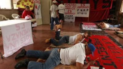 Los trabajadores se pulieron ayer con las pancartas y monigotes que lucirán hoy en la marcha del Día del Trabajador.