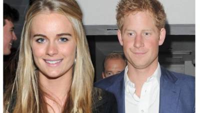 Cressida Bonas y el príncipe Harry llevan un romance que es la atención de la prensa rosa británica.