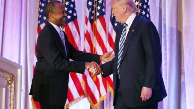 El Dr. Carson fue uno de los primeros precandidatos presidenciales en mostrar su respaldo a Donald Trump. AFP.