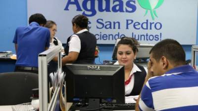 Usuario es atendido en oficina de Aguas de San Pedro.